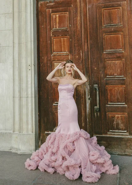 Mode de mariée. Portrait de jeune mariée moderne avec un maquillage élégant et une coiffure en robe de mariée rose . — Photo