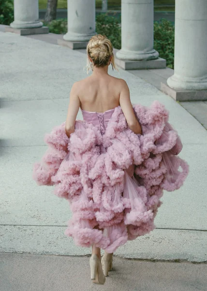 Moda nupcial. Retrato de la joven novia que se acaba . — Foto de Stock