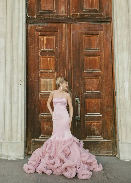Gelin moda. Şık makyaj ve saç modeli Pembe gelinlik ile genç güzel modern gelin portresi.