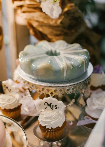 Un clásico pastel de menta de boda con superficie brillante en soporte de placa de plata . — Foto de Stock