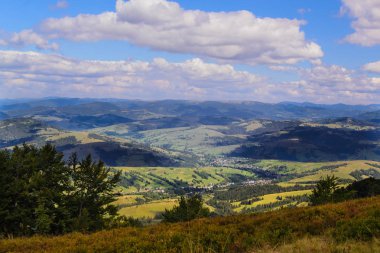 Kuş bakışı Karpatlar küçük bir köyde üzerinde