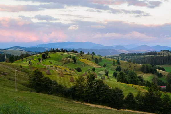 Ländliche Region in den Karpaten unter dramatischem Himmel — Stockfoto