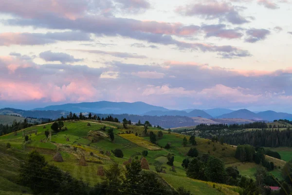 Ländliche Region in den Karpaten unter dramatischem Himmel — Stockfoto