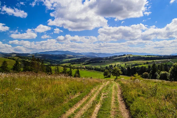 Estrada de campo no Cárpatos — Fotografia de Stock