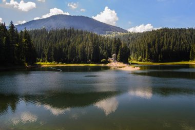 Yansıması ile dağlık göl