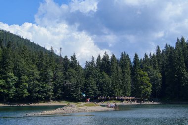 İnsanlar ile dağlık göl