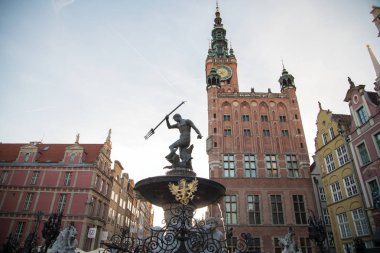 Eski şehir Gdansk, ana Belediye Binası ve Dlugi Targ Meydanı şehir merkezinde, ünlü tarihi bir dönüm noktası, Polonya Neptün Çeşmesi