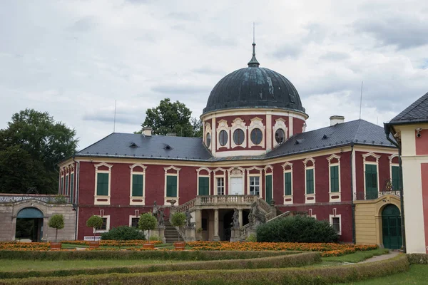 Kasteel Veltrusy, Tsjechische kasteel, binnenplaats, kasteel in Bohemen, Tsjechië — Stockfoto