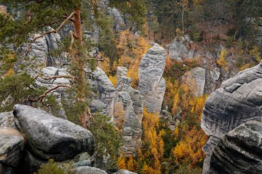 Kum Taşı kayalıkları Pratik Skaly, Çek Cumhuriyeti 'nin bohem cenneti bölgesinde sallanıyor