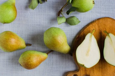Bir tabakta armut ve üst manzara dilimleri. armutlu ahşap arkaplan