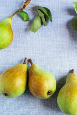 Bir tabakta armut ve üst manzara dilimleri. armutlu ahşap arkaplan