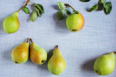 Bir tabakta armut ve üst manzara dilimleri. armutlu ahşap arkaplan