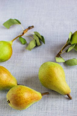 Bir tabakta armut ve üst manzara dilimleri. armutlu ahşap arkaplan