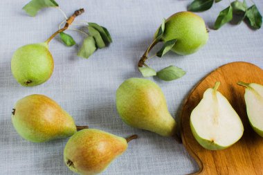 Bir tabakta armut ve üst manzara dilimleri. armutlu ahşap arkaplan