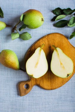 Bir tabakta armut ve üst manzara dilimleri. armutlu ahşap arkaplan