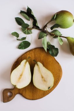 Bir tabakta armut ve üst manzara dilimleri. armutlu ahşap arkaplan