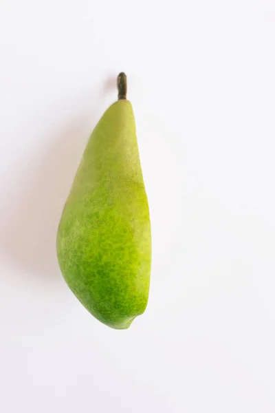 Pears in a plate and slices of pears top view. wooden background with pears — Stock Photo, Image