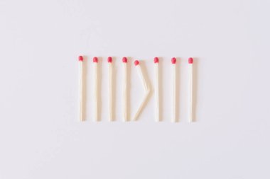 Sosyal Mesafenin Gücü. Siz ve diğer insanlar arasına mesafe koymaya bakın. Kibrit çöpü. Coronavirüs salgını.