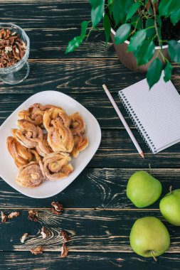 Ev işyerinde. Siyah ahşap masa. İçişleri Bakanlığı. Lezzetli ev yapımı kurabiyeleri olan bir öğrenci için. Güzel.