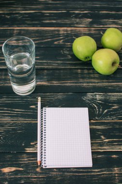 Ev işyerinde. Siyah ahşap masa. İçişleri Bakanlığı. Öğrenci yeri. Taze yeşil elmalar. Güzel.