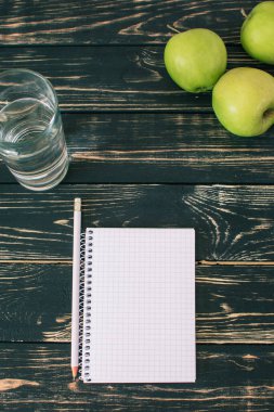 Ev işyerinde. Siyah ahşap masa. İçişleri Bakanlığı. Öğrenci yeri. Taze yeşil elmalar. Güzel.