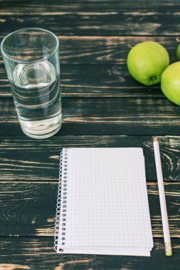 Ev işyerinde. Siyah ahşap masa. İçişleri Bakanlığı. Öğrenci yeri. Taze yeşil elmalar. Güzel.