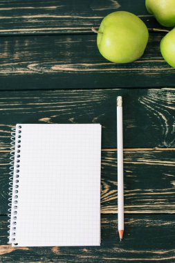 Ev işyerinde. Siyah ahşap masa. İçişleri Bakanlığı. Öğrenci yeri. Taze yeşil elma. Güzel.