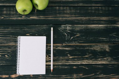 Ev işyerinde. Siyah ahşap masa. İçişleri Bakanlığı. Öğrenci yeri. Taze yeşil elma. Güzel.