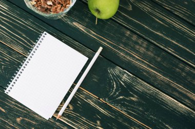 Ev işyerinde. Siyah ahşap masa. İçişleri Bakanlığı. Öğrenci yeri. Taze yeşil elma. Güzel.