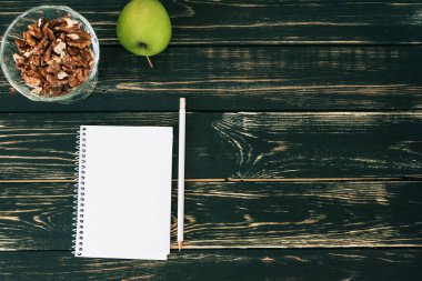 Ev işyerinde. Siyah ahşap masa. İçişleri Bakanlığı. Öğrenci yeri. Taze yeşil elma. Güzel.