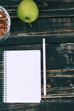 Ev işyerinde. Siyah ahşap masa. İçişleri Bakanlığı. Öğrenci yeri. Taze yeşil elma. Güzel.