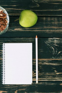 Ev işyerinde. Siyah ahşap masa. İçişleri Bakanlığı. Öğrenci yeri. Taze yeşil elma. Güzel.