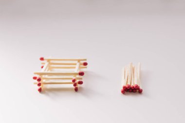 Beyaz kağıtta izole edilmiş kibrit desenli ev. Kibritten bir ev yap