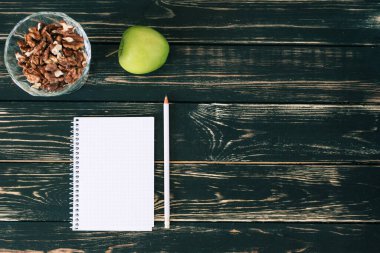 Ev işyerinde. Siyah ahşap masa. İçişleri Bakanlığı. Öğrenci yeri. Taze yeşil elma. Güzel.