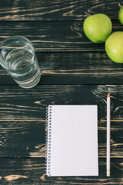 Ev işyerinde. Siyah ahşap masa. İçişleri Bakanlığı. Öğrenci yeri. Taze yeşil elmalar. Güzel.