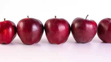 Beyaz arkaplanda taze kırmızı elma