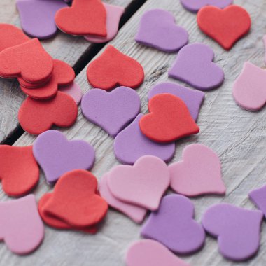 Sevgililer günü için tasarım için arka plan. Dekoratif kırmızı mor ultraviyole kalpler. Yukarıdan görüntüleyin. Sevgililer günü kavramı