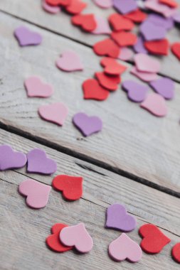 Sevgililer günü için tasarım için arka plan. Dekoratif kırmızı mor ultraviyole kalpler. Yukarıdan görüntüleyin. Sevgililer günü kavramı