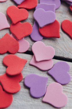 Sevgililer günü için tasarım için arka plan. Dekoratif kırmızı mor ultraviyole kalpler. Yukarıdan görüntüleyin. Sevgililer günü kavramı