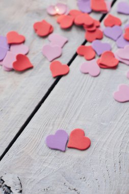 Sevgililer günü için tasarım için arka plan. Dekoratif kırmızı mor ultraviyole kalpler. Yukarıdan görüntüleyin. Sevgililer günü kavramı