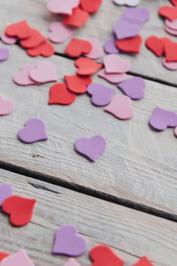 Sevgililer günü için tasarım için arka plan. Dekoratif kırmızı mor ultraviyole kalpler. Yukarıdan görüntüleyin. Sevgililer günü kavramı