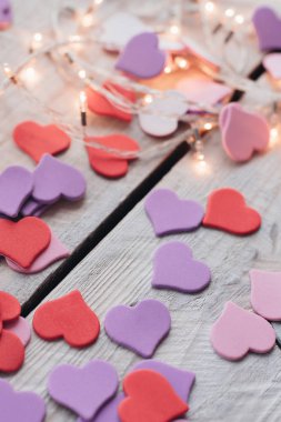 Sevgililer günü için tasarım için arka plan. Dekoratif kırmızı mor ultraviyole kalpler. Yukarıdan görüntüleyin. Sevgililer günü kavramı