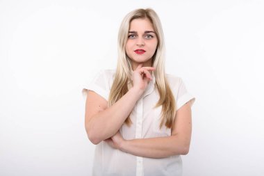 Bir sarışın artı boyutu kadın, beyaz arka plan gülümseme bir modeli yakın çekim