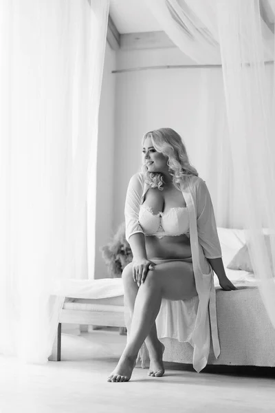 Blond Meisje Size Model Wit Lingerie Portret Bali Ochtend Bruid — Stockfoto