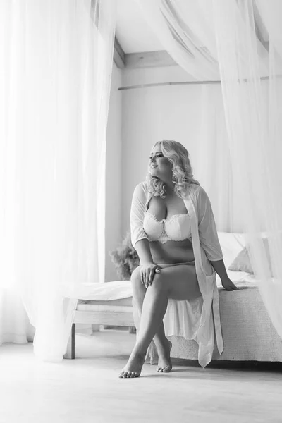 Blond Meisje Size Model Wit Lingerie Portret Bali Ochtend Bruid — Stockfoto