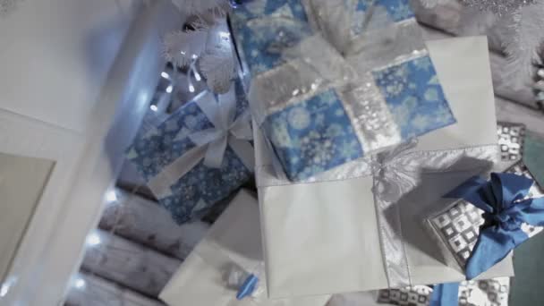 Рождественские подарки под елкой — стоковое видео