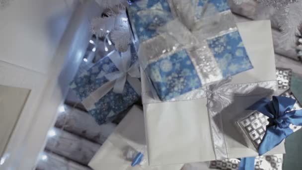 Presentes de Natal debaixo da árvore — Vídeo de Stock