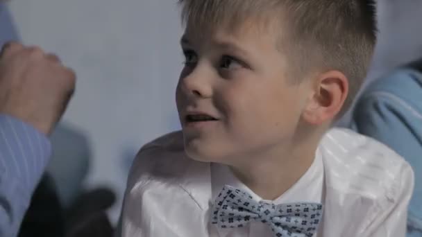 Портрет улыбающегося мальчика в рубашке и галстуке — стоковое видео