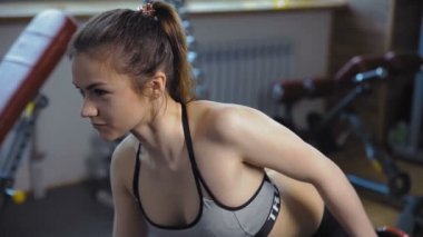 Spor salonundaki genç kadın