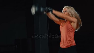 Fitness salonunda egzersiz yaparak kız